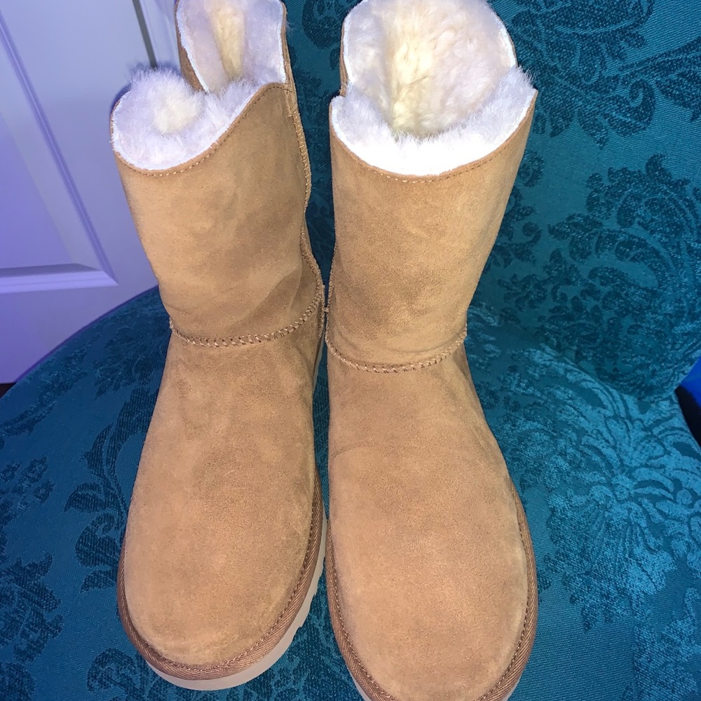 Woman’s ugg size 10